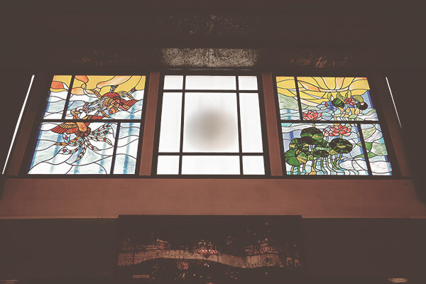 湯川寺の本堂 ステンドグラス