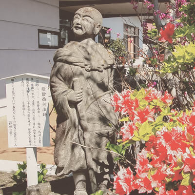 湯川寺の石像 西行法師像